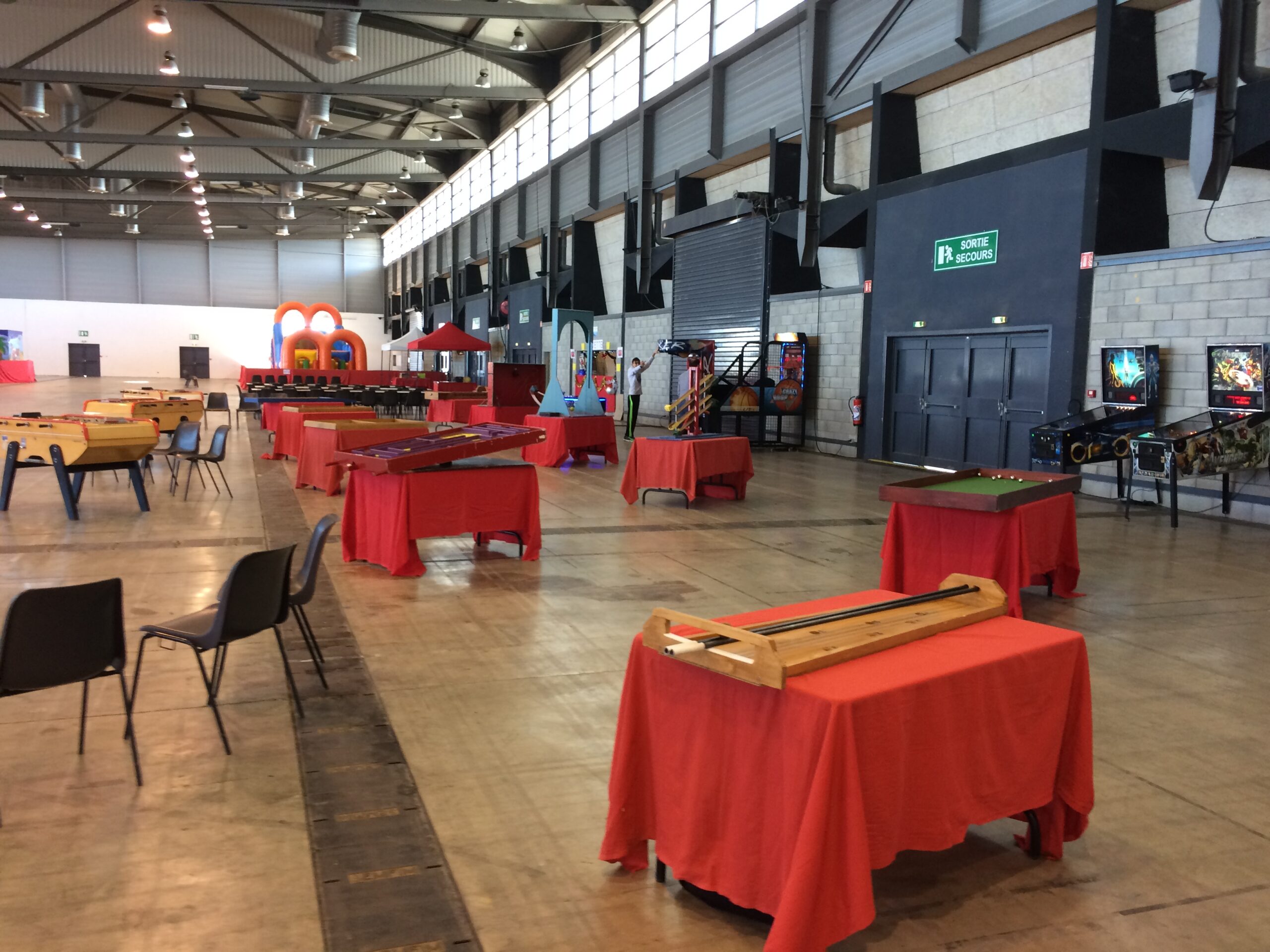 Installations de plusieurs jeux en bois dans un gymnase
