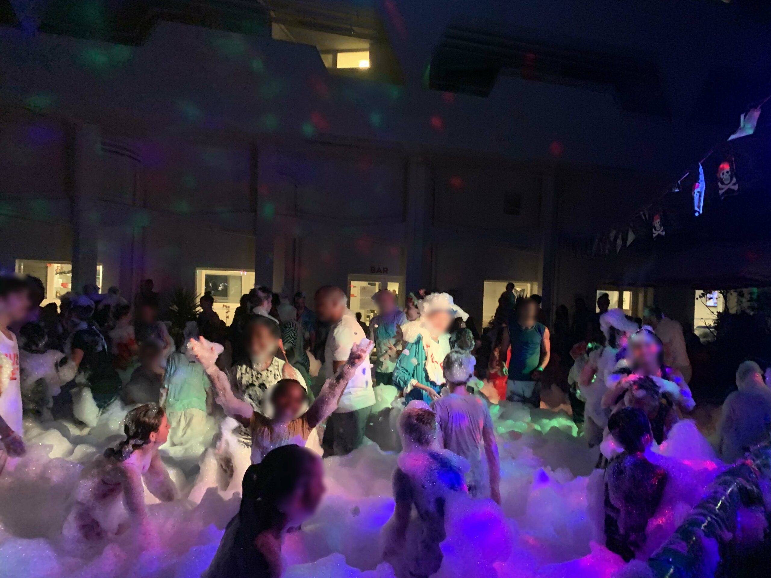 Anim’Rj organisation soirée mousse dans un village vacances