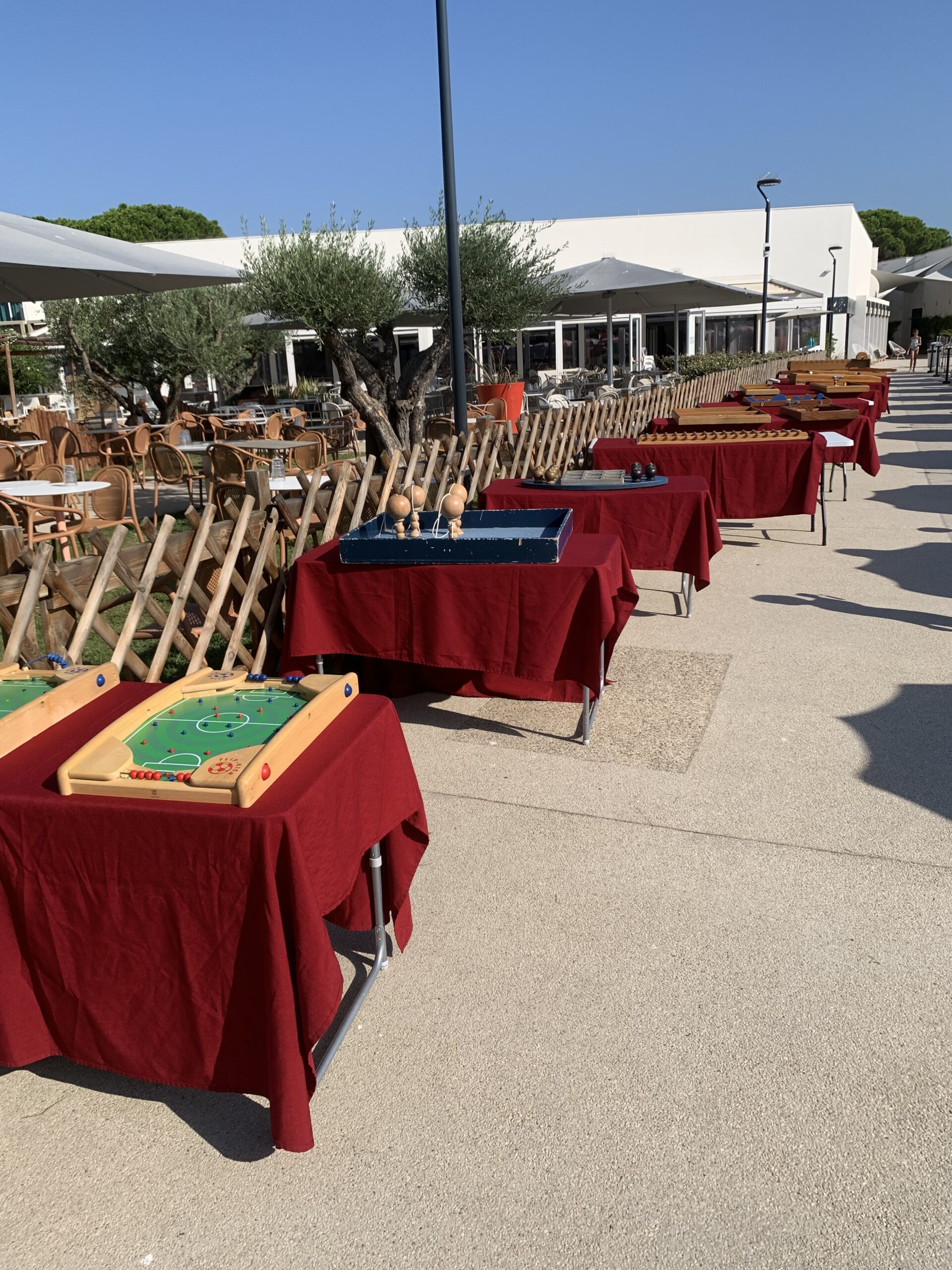 Jeux en bois dans un village vacances