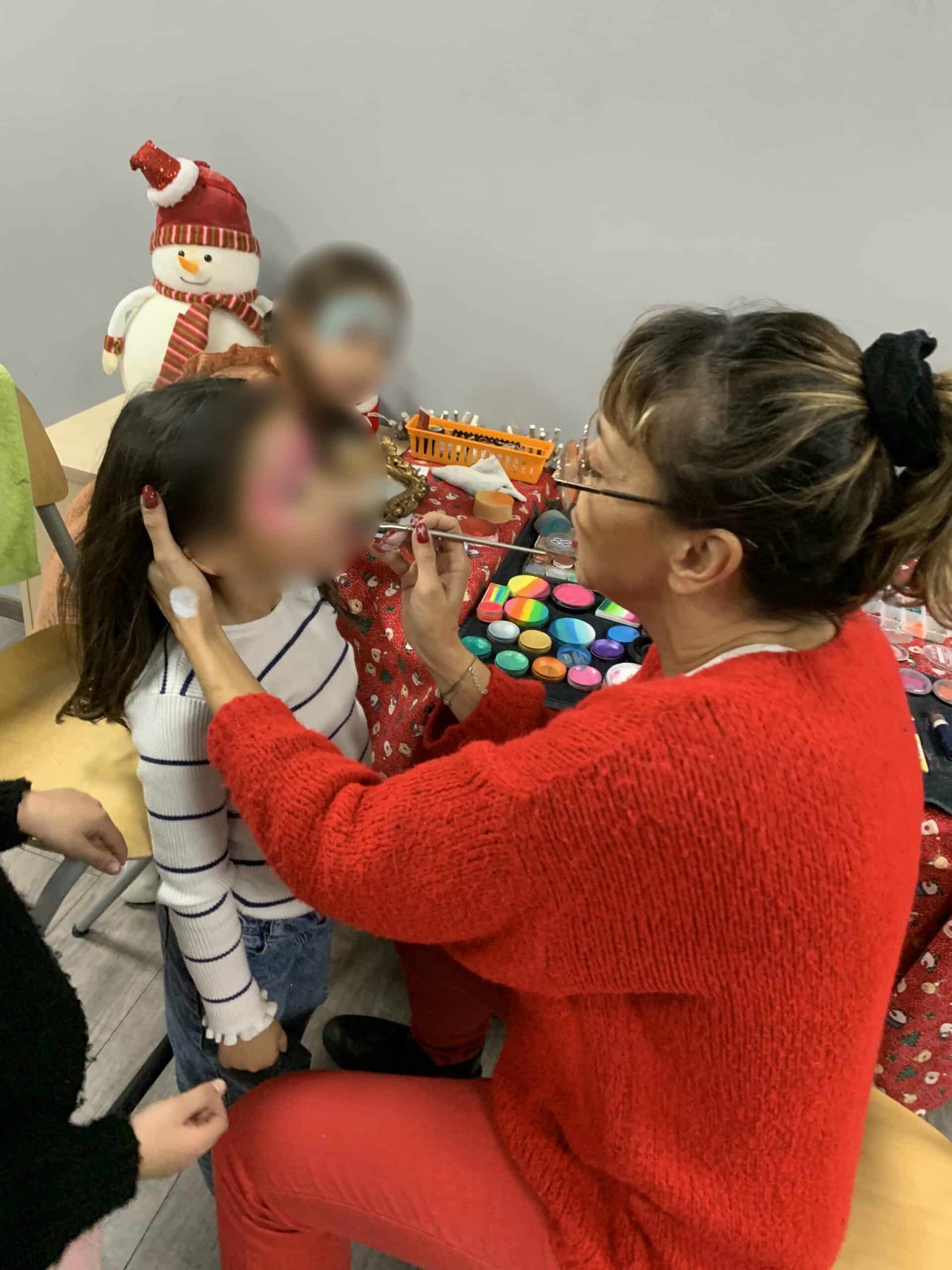 Séance maquillage pour un arbre de Noël Anim’RJ
