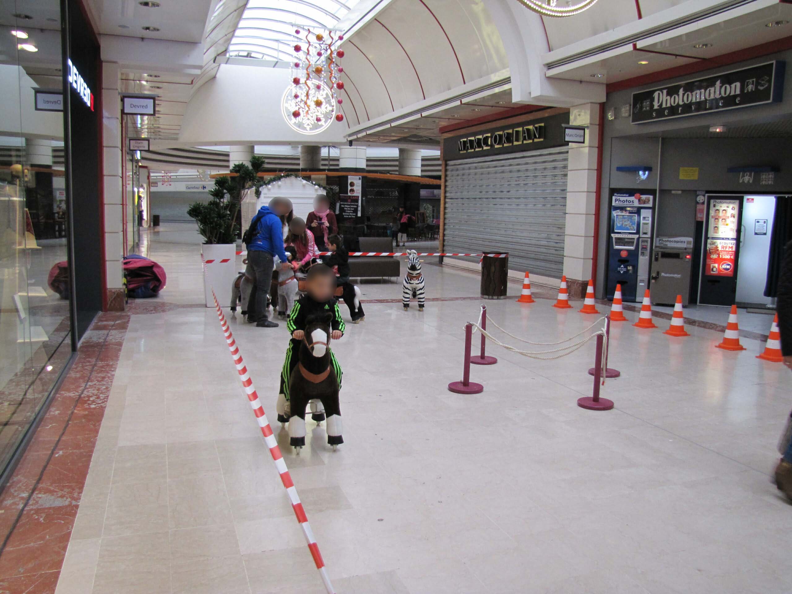Chevaux mécanique dans un centre commercial Anim’Rj